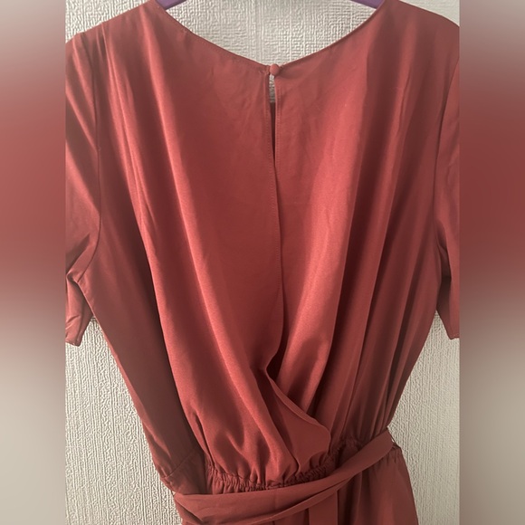 💖NEW💖Chic Maroon Women's Romper with Tie-Waist, Size Large - Picture 4 of 4